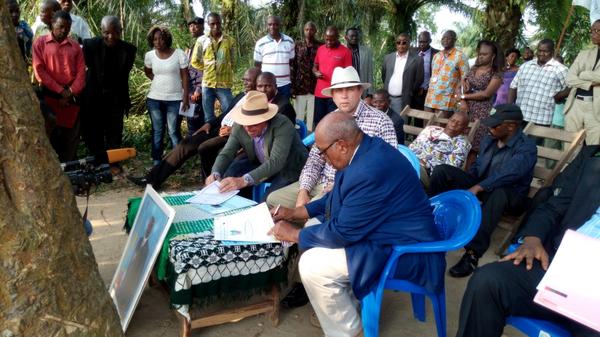 guelordmo's tweet photo. Le Gouv BAMANISA en action pour le développement de la Prov orientale. Protocole d'accord route Ubundu. CFT- BEGO http://t.co/g1emnHDCg9