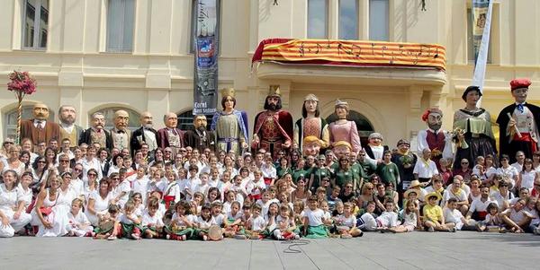 culturassadurni's tweet photo. Aquest matí la trobada de folklore popular. Moltes felicitats per una cercavila tan lluïda! #fires2014 http://t.co/S6ISzyIdiH