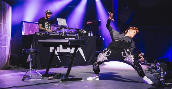 itunesfestival's tweet photo. .@Kiesza’s throwing shapes at #itunesfestival. 7:45pm UK on iTunes. http://t.co/cHUu00uDgs. http://t.co/FMwA2zkP8v