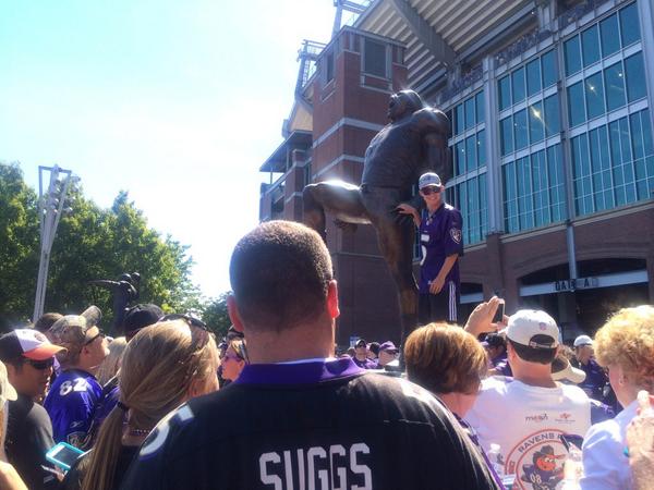 DanielleRGill's tweet photo. Honoring #RayLewis at halftime #52Legend  @wusa9 @GameOnWUSA9 http://t.co/DYYOMTXMGa