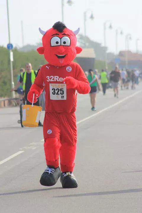 PaulredPc's tweet image. @ReggieTheRed @Crawley_Town  Reggie Red at chestnut tree House 10k