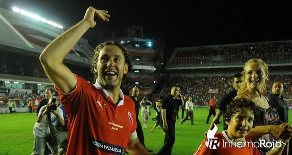 InfiernoRojo's tweet photo. Feliz cumpleaños, Capitán. Gracias por brindarte siempre por esta camiseta. ¡Milito hay uno sólo! http://t.co/YglWjp9Zwd
