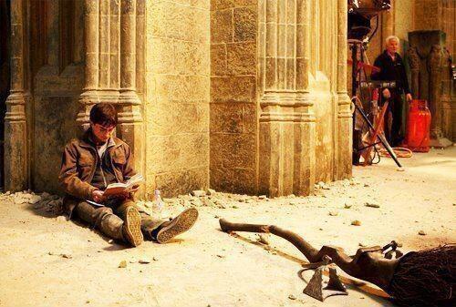 HPotterInfinity's tweet photo. Harry Potter, leyendo Harry Potter, en el set de Harry Potter. http://t.co/FqkCsmehqZ