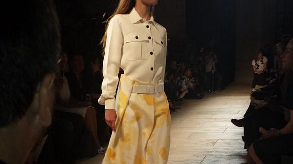 MeliumPR's tweet photo. Victoria Beckham keeps it fresh at her SS15 show. #nyfw #fashion http://t.co/oksLP2h6Xw