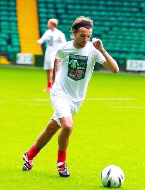 louisxlukexash's tweet photo. gee look how heartless & selfish he is, playing charity matches & visiting sick fans
#ProudOfLouis
#CheeringForLouis http://t.co/PT72HBsw9v