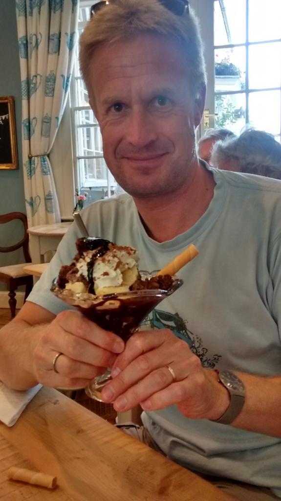 steveclow's tweet photo. 10k in under 60mins this morning. Very short of energy....topped up with choc brownie sundae 4pm. Yum. http://t.co/EUGp7jfEFX