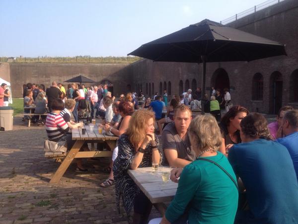 En nu is het tijd voor Ellesdiek an Zee met heerlijke mosselen, muziek, een springkussen en gezellige mensen!