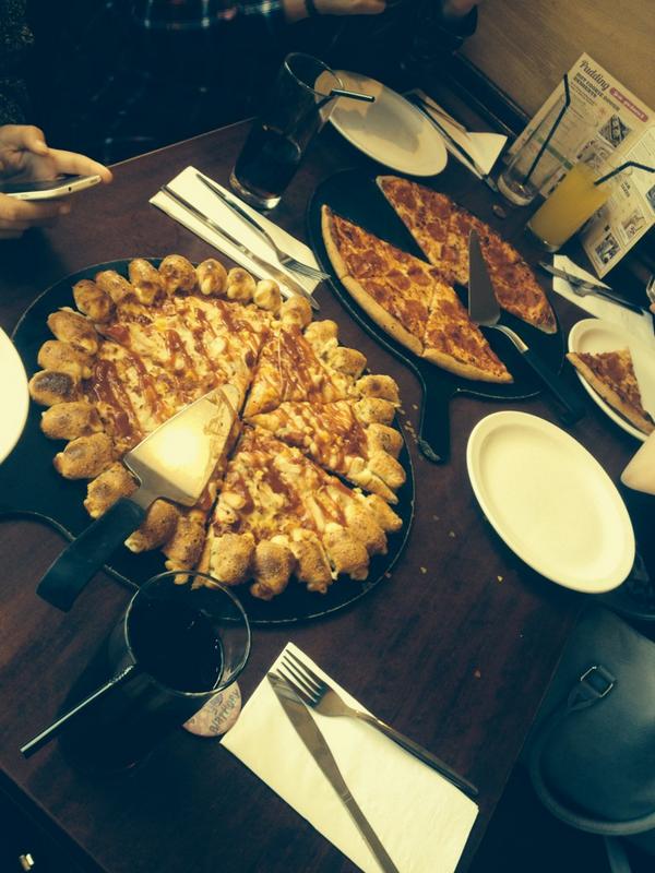 rhi_dugx's tweet photo. Pizza Hut was so good with @paula_private @smile_paulajade @nikitakirby @Angelivy23 😂 http://t.co/n3beWh0Cqa