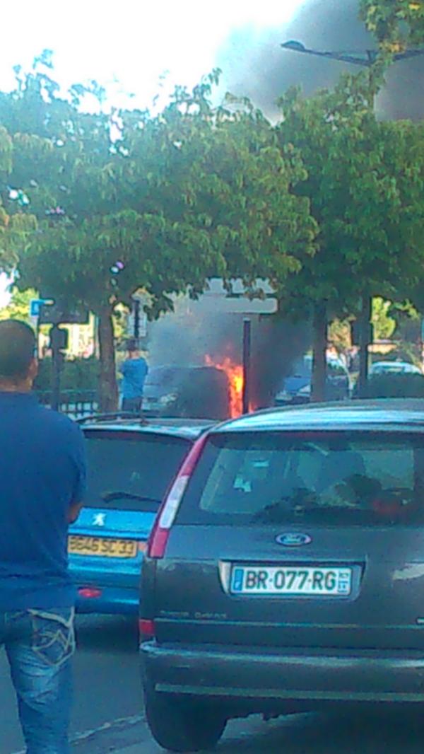 Mathieu1333's tweet image. Voiture incendiée en plein après midi à St Michel