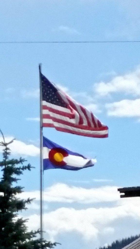wolsamnoraa's tweet photo. Colorado mountain wedding complete with gun shots ringing in the distance like wedding bells in a chapel. #cksquared http://t.co/VaLMOmyQO0