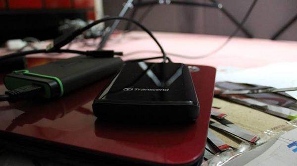 Relief_Movie's tweet photo. Taking you behind-the-scenes of #Relief! Backing up photographs after each scene! Can't bear to lose any footage.. http://t.co/uBXVcmTb4y