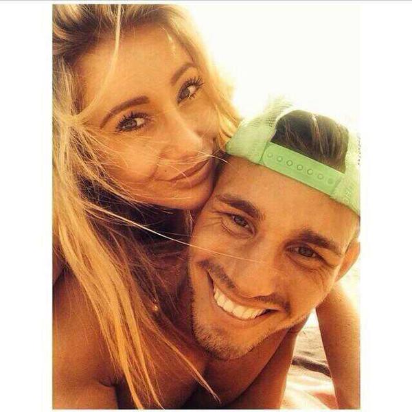 Idv4News's tweet photo. @JulianFourreaux et actuellement en couple avec @JessicaFarinaGS #IDV4 http://t.co/0EM7dgFTfX