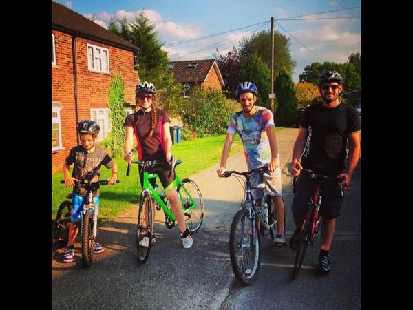 Jess_OHG's tweet image. Nice Sunday afternoon cruise on the bikes. Tour de Great Missenden. @KaraTomes #speedroadie #bmc
