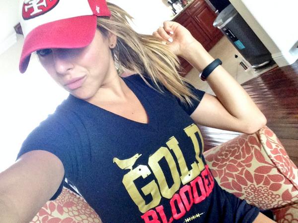 DaniellaMonet's tweet photo. Thank goodness I bleed gold. #touchdown @49ers 🙌 http://t.co/KcUcb4V100