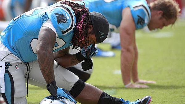 ESPNNFL's tweet photo. DeAngelo Williams dyed his dreadlocks pink in honor of his late mother who passed away earlier this year #Respect http://t.co/3VURFm1QCv