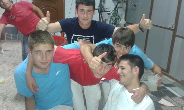 barata97's tweet photo. "@diego96_agro7: Aguamoni &amp;CO os desean una feliz velada#jaimecubaton http://t.co/D8Dq3i88Hw"