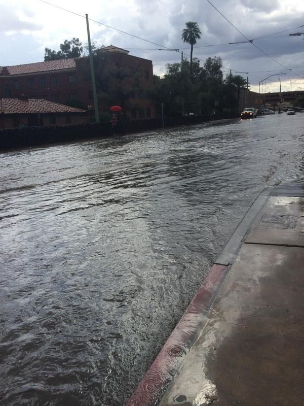 sterfryy12's tweet photo. Today my street turned into a river... http://t.co/SDOd9MnvfF