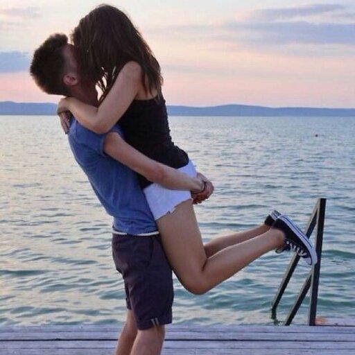 Объятия с разбегу. Обнимаются с разбега. Девушка прыгает на руки. Девушка прыгает на руки. Левушка запругныла на парня.