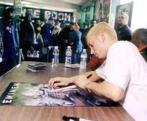 EMlNEMShow's tweet photo. Eminem fan signing for the Slim Shady LP in 1999 http://t.co/YXsBqbkUS8