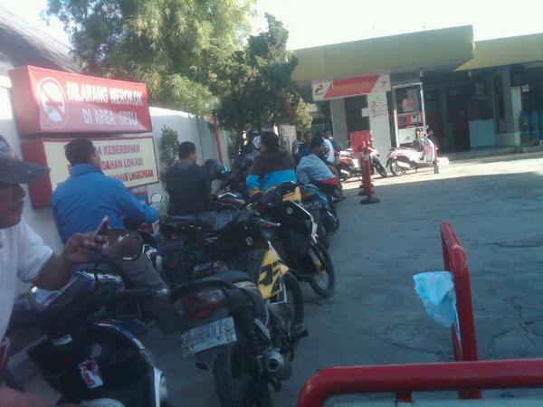 Bukan BBMnya yg harus dibatasi bro2...sudah tau setiap tahun pertmbuhan kendraan semakin bertambah. #telmi