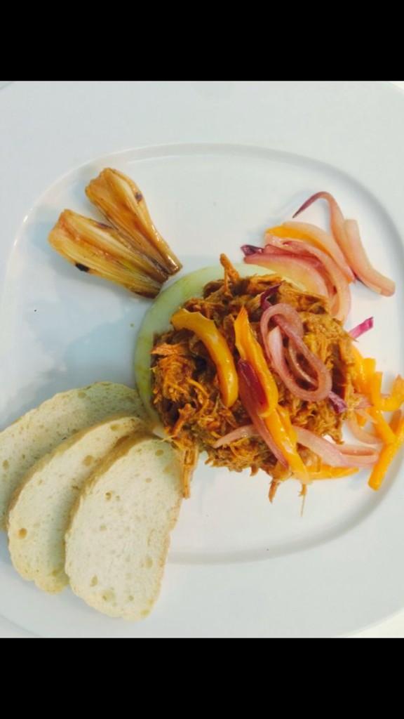 ConceptEvents2's tweet photo. Cochinita pibil con puré de papa con habanero http://t.co/wpBHynkQtX