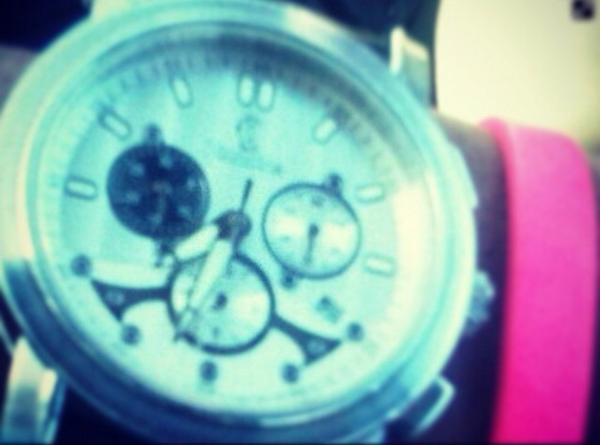 0___r's tweet photo. سآعةة اليد آسوأ الإكسسوآرآت التي قد يلبسهآ العآشقين عند اللقآء - http://t.co/axeoSbY9JT