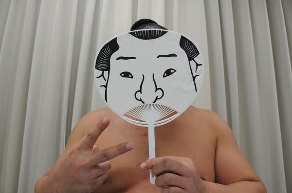 日本相撲協会公式 クイズ 私は誰でしょう 大相撲九月場所のｓｎｓプレゼントは お相撲さんうちわ うちわで顔を隠せば お相撲さんになれます クイズの回答は明日の夕方頃 Http T Co 5cscf8lzdv Sumo Http T Co Hsnxbmwuer