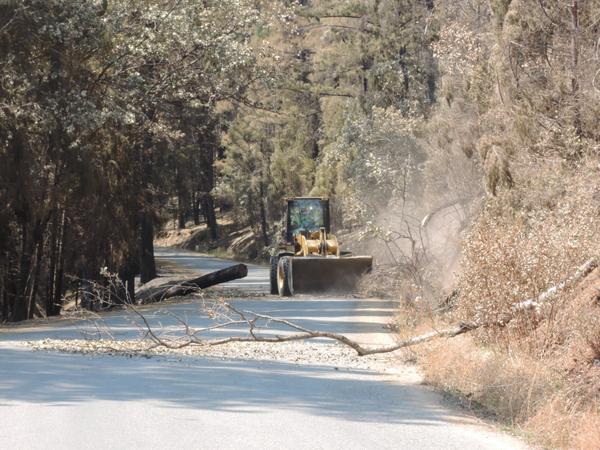 JulyComplexinfo's tweet image. A front end loader removing debris from Sawyers Bar Rd on Aug. 26, 2014 #JulyComplex