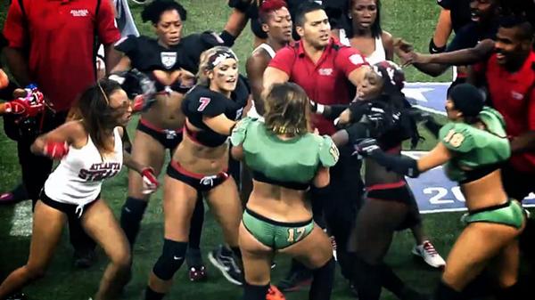 Женский футбол без формы. Women football league. Американский футбол девушки. Women football league. Американский футбол девушки.