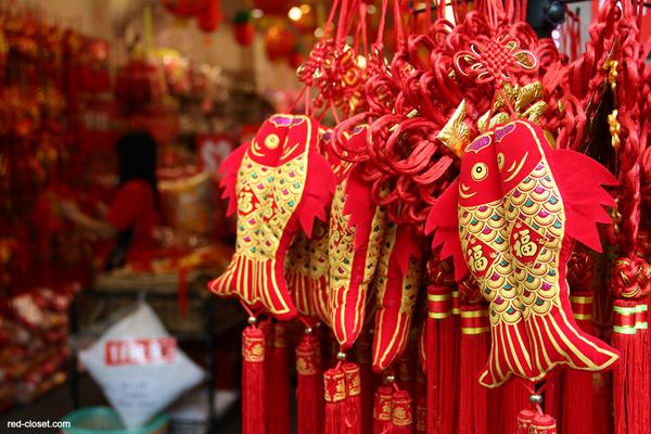 DuluxSG's tweet image. Add red for good fortune! Why not visit Chinatown for a dose of jubilant #RedInspiration? #duluxsg