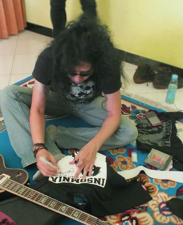 Insomnia_cloth's tweet photo. Jhon Paul Ivan with Insomnia http://t.co/GsKJhYYhyr
