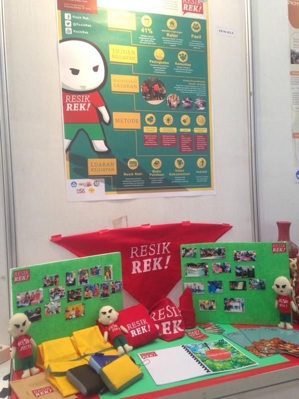 its_campus's tweet photo. RT @hmplITS: Salah satu presentasi poster Tim PKM dari PWK ITS @ResikRek #AyoGerak #Save27ITS http://t.co/b2O4ceFuNg