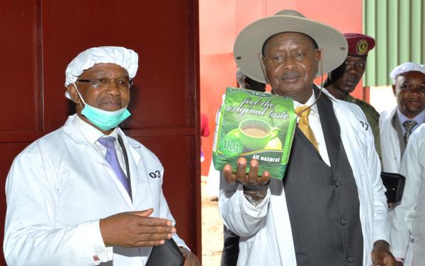 lindahNabusayi's tweet photo. #TeaValueAddition M7 hails family of Mukwasibwoha for establishing Kyamuhunga Tea factory in Bushenyi @RayTiina http://t.co/Wbah0xUmjj