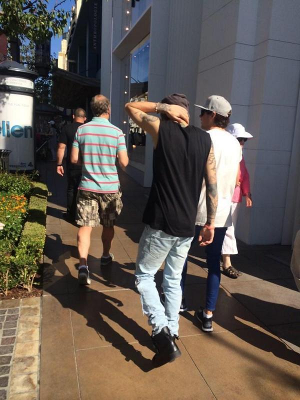 1DPortopt's tweet photo. Zayn e Niall hoje as compras em LA!! #1DPorto #1DNews #LA http://t.co/m6ZDIPUhRW