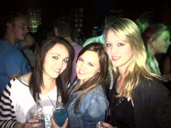 These girls. #FiredUp #FOLLOW #mylifeisweird #omglookatthem #partying <a href="/ColeQii/">Nicole Scheepers</a>