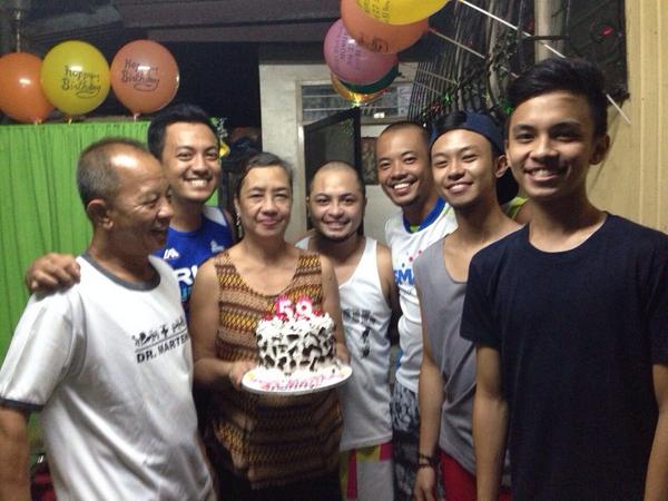 jpogiiiiiiii's tweet photo. Happy birthday sa mommy ko ahahahaha 🎂🍰 #kumplit http://t.co/UPflYQ7Wir