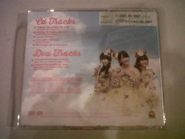 BedaFamiglia's tweet photo. Dan ini penampakan belakang CD-nya. Tempatnya bagus, nih. Dari mika. :)) #LRKnP http://t.co/8uqbkxNtca
