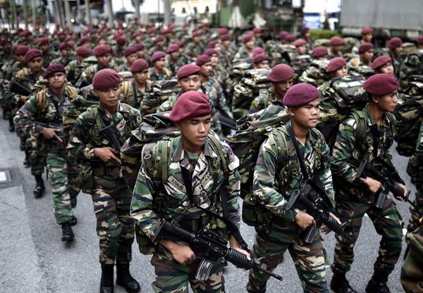 bernamadotcom's tweet photo. Anggota tentera 10 Briged Para mengadakan raptai Sambutan Hari Kemerdekaan ke-57 di Dataran Merdeka KL #57Merdeka http://t.co/Q6fQ3MBd0i