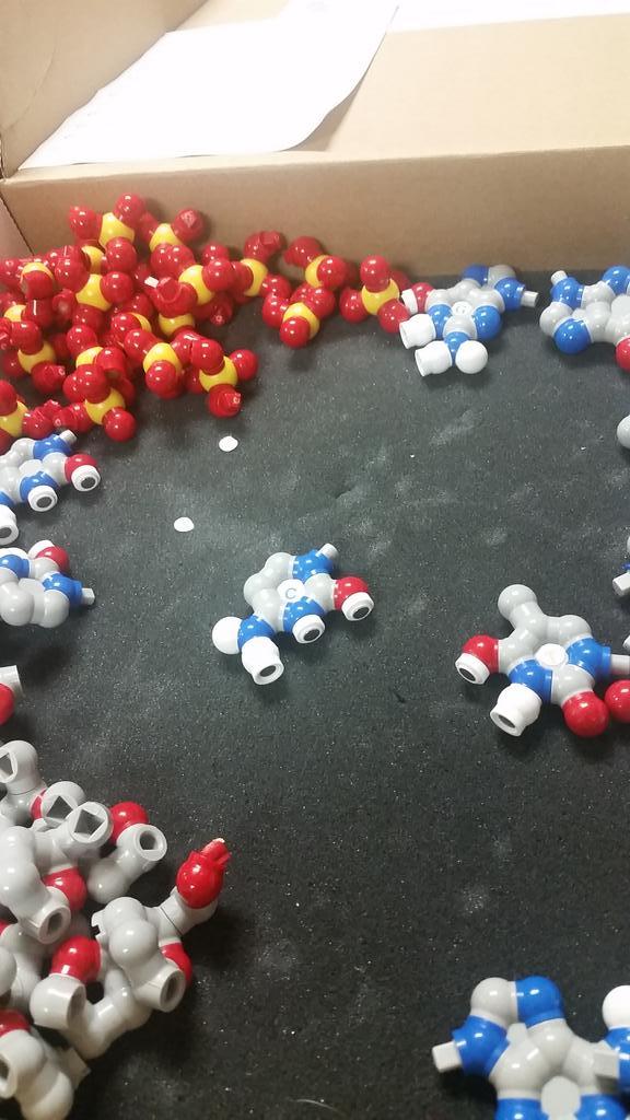 drewcarpenter14's tweet photo. The DNA discovery kit. #rhsbms @TylynnnReneee @griceldacruz000 http://t.co/V1DRpWDxih