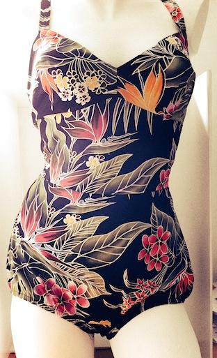 I adore this vintage style swimsuit in Hawaiian print by @VeraVenusUK #vintagepatterns #vintagefashion