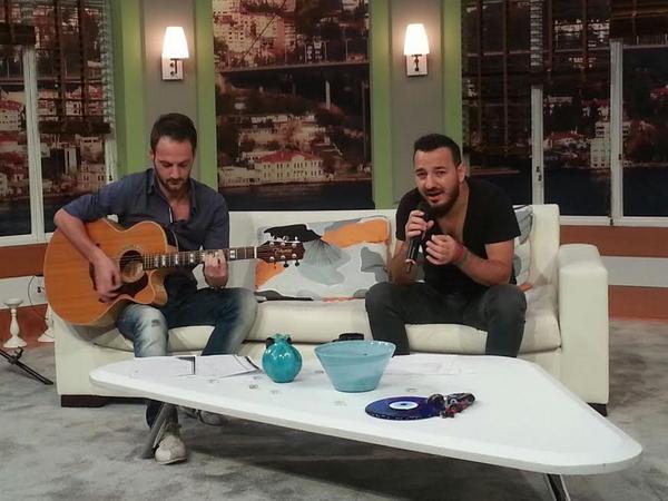 Şarkıcı - besteci ve söz yazarı Ahmet Enes, şu anda tv8'de Özge Uzun'un konuğu... <a href="/ahmetenes/">ahmet enes</a>