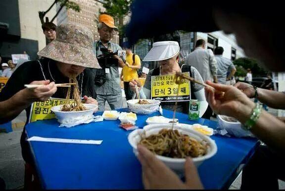 hee1025w's tweet photo. 보수단체 단식 3일째.
많이 즐쳐드삼.
초등학생도 아는 단식이란 말을 모르나 본데, 자장면이나 닭고기를 먹는것은 단식이 아닙니다. 단식의 뜻도 모르면서 단식이란 글을 걸어놓는건 자식 손주들에게 부끄러운 거예요. http://t.co/KhutfVdN8Z