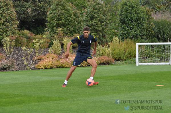 SpursOfficial's tweet photo. Here's @Fede2Fazio being put through his paces at Hotspur Way. #WelcomeFazio http://t.co/fMOE8YGGJW