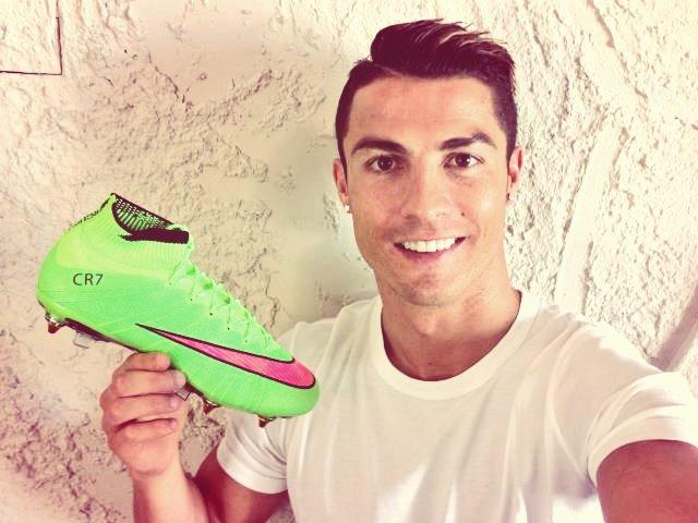 Twitter 上的 Fútbol Moderno："Cristiano presento sus nuevos Botines Nike Mercurial Superfly. http://t.co/1Wu5tmTNXW" Twitter