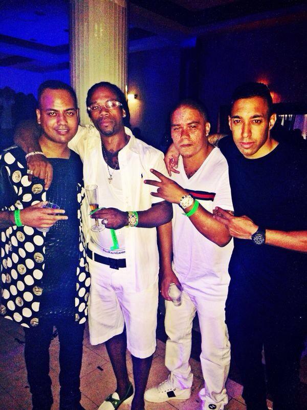 YellowGreenGang's tweet photo. Love na deze top dj's van Nederland @Djmichaelmendoza @Delivioofficial greenlove en die hit wat mendoza heeft van F 💚 http://t.co/p5gCFqTRxW