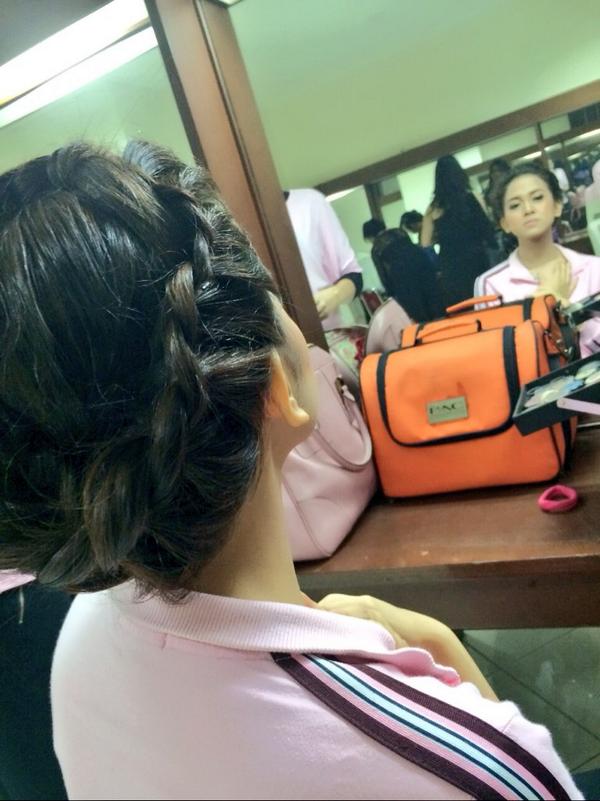 NinaZatulini's tweet photo. makeup time... at balai kartini... #Mahakarya3Composer http://t.co/fDk2VDjxls