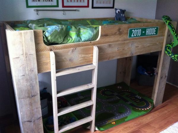 DeSweach's tweet photo. De site is weer bijgewerkt met mooie nieuwe projecten: een kloostertafel, hoogslaper en een nieuwe vuurtafel! http://t.co/2m2Tj3UZHu