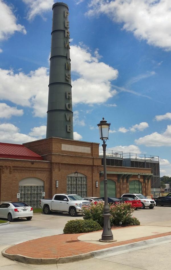 neri_nna's tweet photo. Recent Visit to #BatonRouge to see the @PerkinsRoweBR Shoppes. Another great @Neri_Spa Install. #lighting http://t.co/kYjyGAtp0v