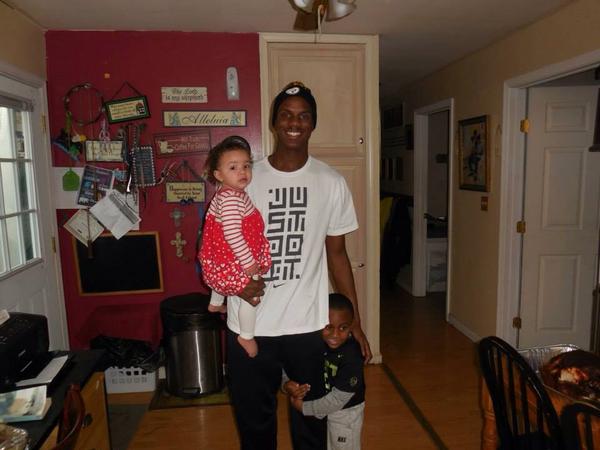 CoachJWarren1's tweet photo. I miss getting woken up by these two 😩 #UncleJonJon http://t.co/e9gw7LjklE