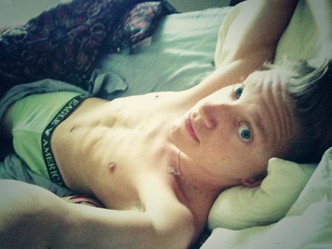 This is my "I don't want to get out of bed face" #bedhead #aeoutfitters #gay http://t.co/2yUiObIcWo